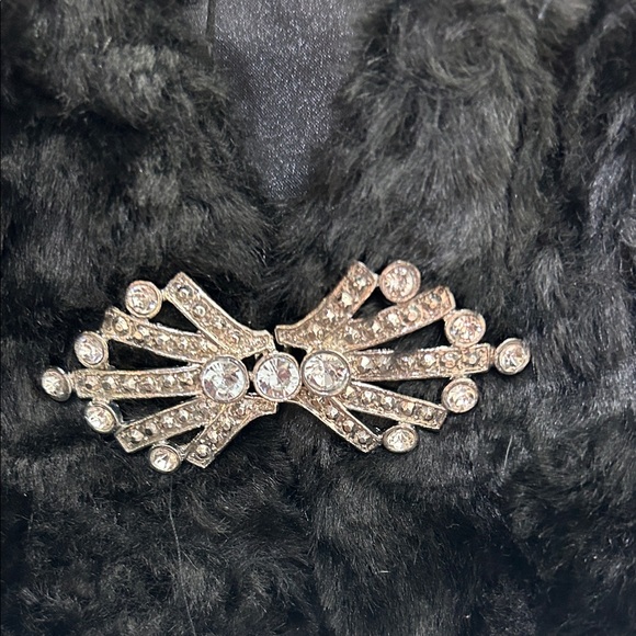 Elegant Black Faux Fur Shrug with Pearl Necklace - Picture 2 of 5